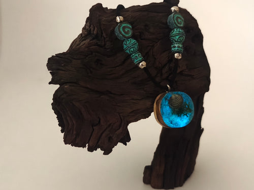 Ocean Soul – Runder Muschel-Anhänger aus Holz & Meeresblau-Epoxidharz