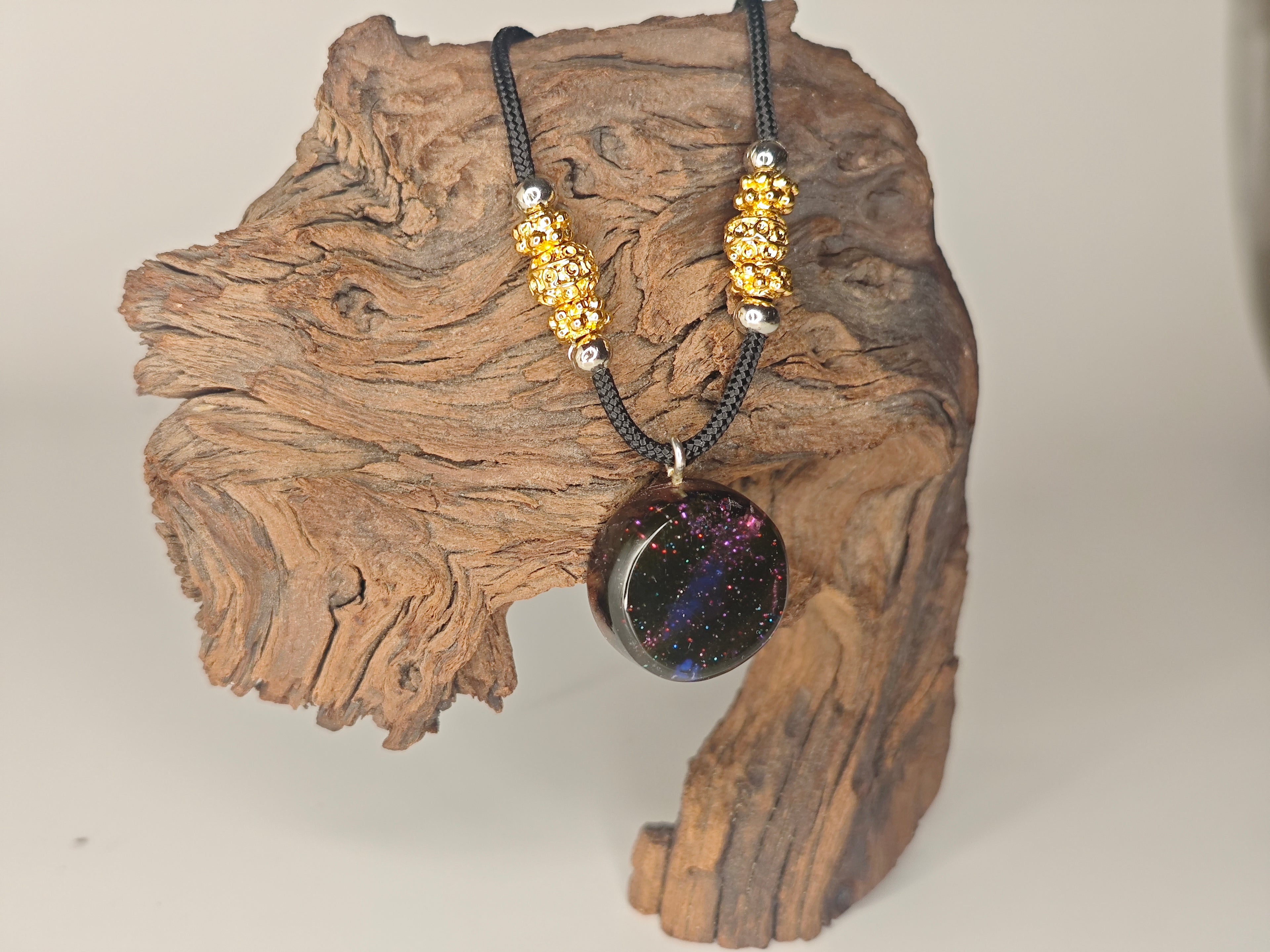Cosmic Round Halskette aus Holz und Epoxidharz | Leuchtet im dunkeln