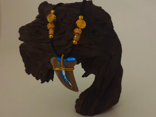 Golden Pacific Drift – Haizahn-Kette aus Holz & Meeresblau-Harz mit Goldenen Akzenten
