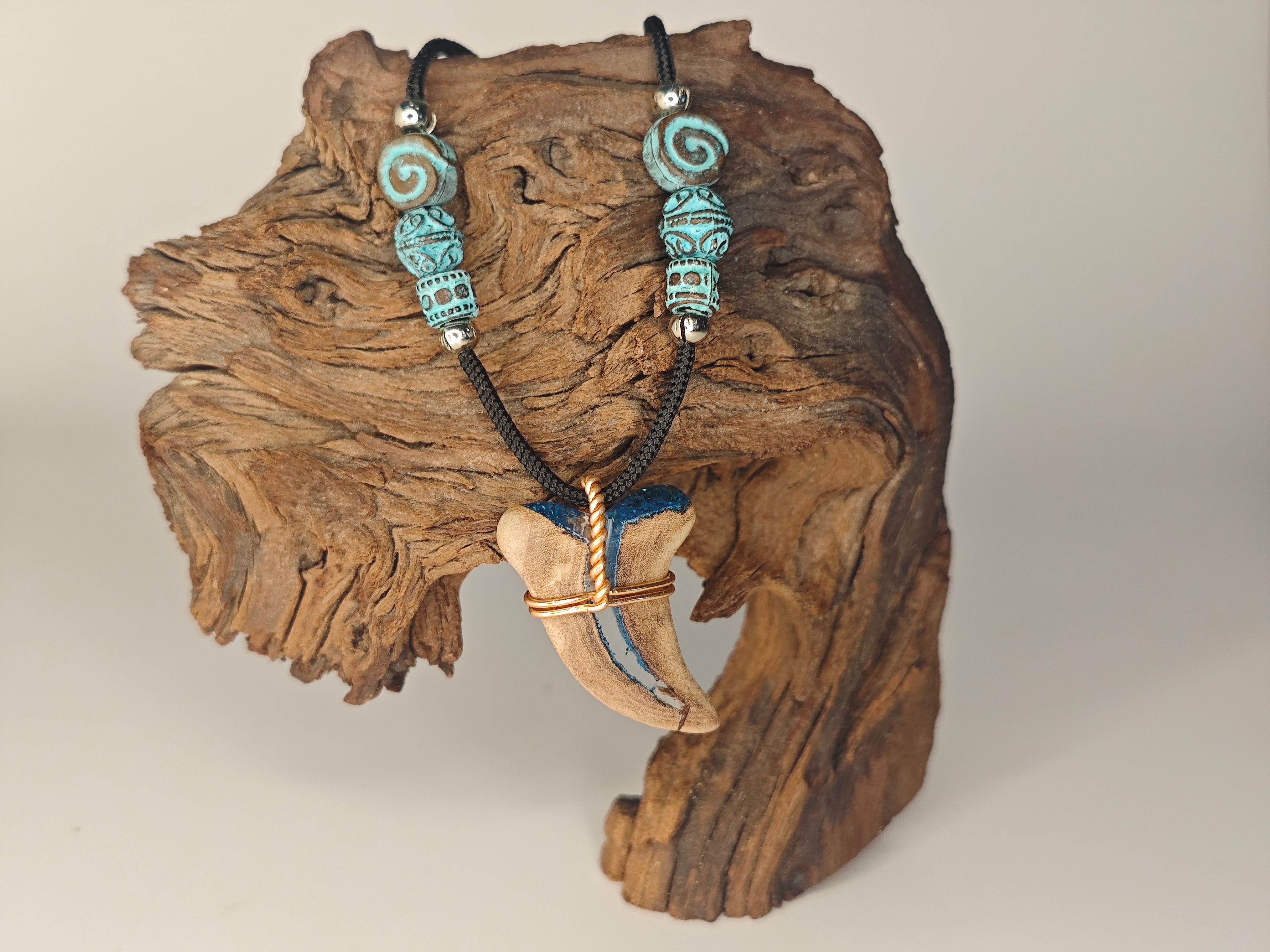 Haizahn Halskette aus Holz und Epoxidharz | Leuchtet im Dunkeln
